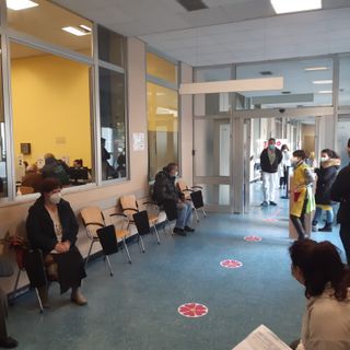 Riprese le vaccinazioni a personale scolastico e forze dell'ordine con vaccino Astra Zeneca