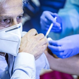 Io, figlio di una mamma di 80 anni ancora non vaccinata, non accetto le scuse della Regione perché tardive, inutili e ipocrite