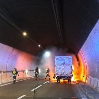 Il furgone in fiamme nella galleria dell'autostrada A26 a Baveno