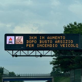 FOTO. Veicolo in fiamme sull'Autostrada dei Laghi tra Busto e Castellanza