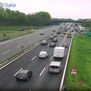 La coda allo svincolo di Busto della A8 (immagini della webcam di Autostrade)