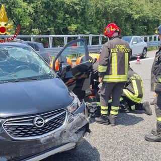 L'auto finita contro i new jersey in cemento sull'Autostrada dei Laghi a Gallarate