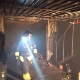 Le immagini dell'incendio della villetta di Besnate di venerdì sera