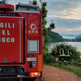 L'intervento dei vigili del fuoco a Brusimpiano dove un'auto è finita nel lago
