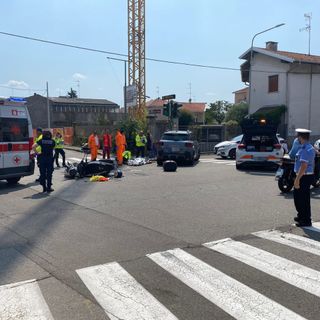 Le immagini dell'incidente tra un'auto e una moto a Busto all'incrocio tra viale delle Rimembranze e via Giordano Bruno