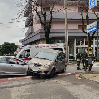 FOTO. Schianto tra due auto a Busto e nell'impatto una finisce sopra all'altra: soccorsi i due conducenti