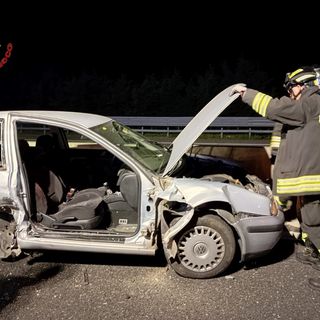 Schianto sull'autostrada tra Busto e Gallarate, un ferito estratto dall'auto con l'ausilio delle pinze idrauliche