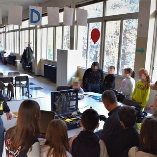 L'intervento della polizia alla scuola primaria "Aldo Moro" di Busto L'intervento della polizia alla scuola primaria "Aldo Moro" di Busto