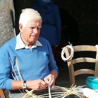 La bellissima storia di vita di Francesco Ardizzino, sordocieco, che con le sue mani intreccia cestini e insegna a persone disabili