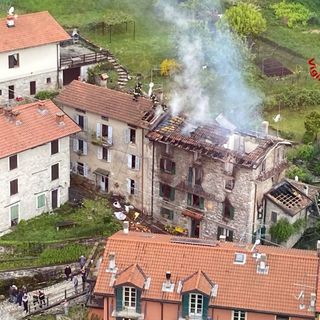 VIDEO E FOTO. In fiamme un edificio di quattro piani nel Comasco, in volo anche l'elicottero decollato da Malpensa