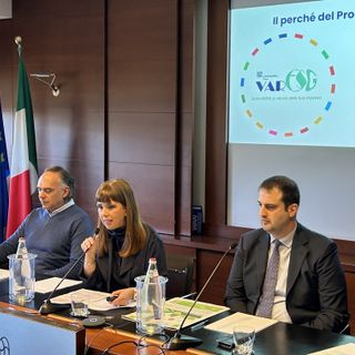da sinistra, Mario Fontanella Pisa della LIUC - Università Cattaneo, Green Transition Hub, Fabio Iraldo della Scuola Superiore Sant’Anna di Pisa, Barbara Cimmino, Vicepresidente di Confindustria Varese e i Project Manager del progetto strategico VARESG, Jacopo Fusi (Confindustria Varese) e Irene Tamborini (Servizi Confindustria Varese)