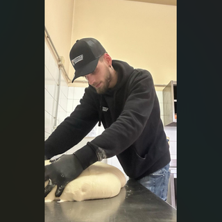 Gabriele Amabile al lavoro mentre impasta la pizza alla milanese