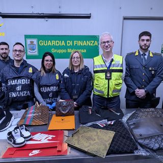 Merce contraffatta cinese a Malpensa: maxi sequestro della Guardia di Finanza di Varese