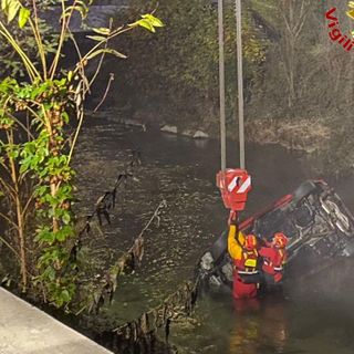 FOTO. Perdono il controllo dell'auto e finiscono nel fiume lungo la 394: paura nella notte a Germignaga FOTO. Perdono il controllo dell'auto e finiscono nel fiume lungo la 394: paura nella notte a Germignaga