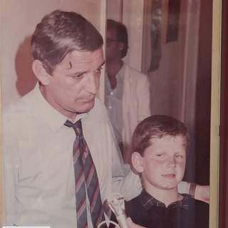 Gigi Riva con il figlio Nicola da piccolo (foto tratta dalla pagina Facebook di Nicola Riva)