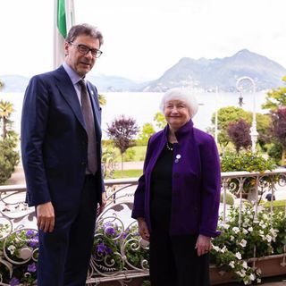Il ministro Giorgetti con Yanet Yellen al G7 di Stresa (foto Adnkronos)