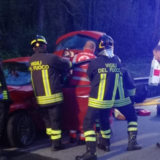 Incidente prima dell'alba a Leggiuno, auto finisce fuori strada sulla provinciale. In volo anche l'elisoccorso