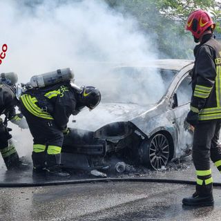 L'auto che ha preso fuoco a Lonate Pozzolo