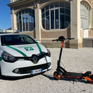 Il monopattino rubato e poi recuperato dalla polizia locale di Luino
