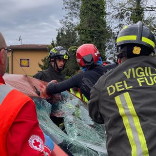 Le immagini dell'intervento dei vigili del fuoco di Luino che hanno liberato il ciclista investito rimasto incastrato nel parabrezza