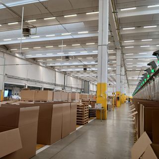 Pacchi di Natale, è boom all'hub di smistamento di Malpensa
