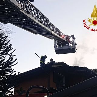 L'intervento dei vigili del fuoco in via Belvedere a Laveno Mombello