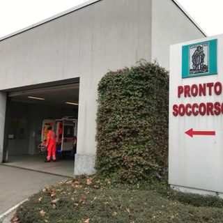 Il motociclista ferito è stato portato in codice rosso al pronto soccorso dell'ospedale di Circolo