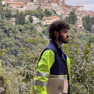 Leonardo Papaianni il postino del Sacro Monte al lavoro