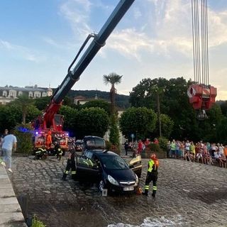 L'auto finita nel lago a Stresa (foto dei vigili del fuoco)