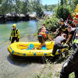 Le operazioni di salvataggio dei quattro ragazzi rimasti bloccati su un isolotto sul fiume Ticino a Cuggiono