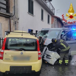 Schianto a Travedona Monate tra una Panda ed un van: soccorse sette persone, tra cui tre bimbi di 2, 3 e 8 anni