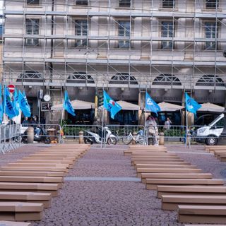 Le bare in piazza della Scala a Milano