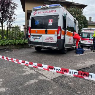 Sangue e follia a Varese: accoltella l'ex moglie e il suocero. Morto l'uomo, grave la donna. L'aggressore aveva il divieto di avvicinamento