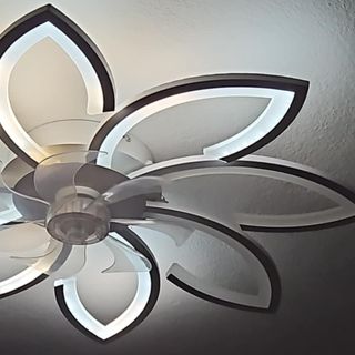 Il lampadario dell'abitazione di Vergiate da dove si è scaricato il fulmine lunedì sera