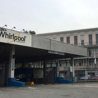 L'ingresso dello stabilimento Whirlpool di Cassinetta