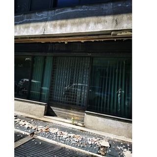 Crollo di calcinacci dal controsoffitto dello stabile abbandonato di via Adamoli