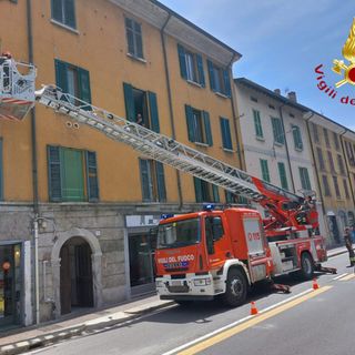 L'intervento di oggi dei vigili del fuoco di Como nell'abitazione di via Milano