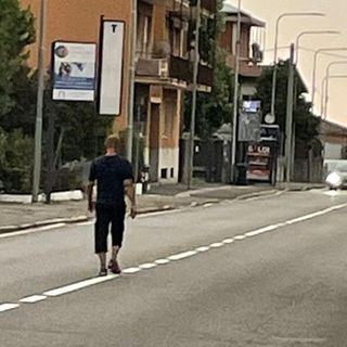 VIDEO Varese, uomo percorre viale Borri in mezzo alla strada tra le auto