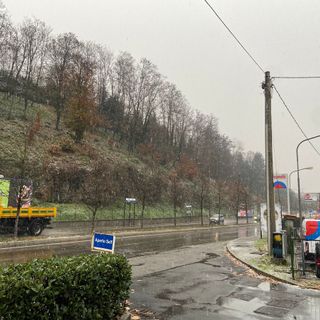 Primi fiocchi bianchi nel pomeriggio a Bizzozero (foto in alto e prima immagine sotto nella gallery), in viale Europa a Varese e al Tennis Club Casciago, poi a Castronno (due foto) e al Campo dei Fiori (ultimi tre scatti)