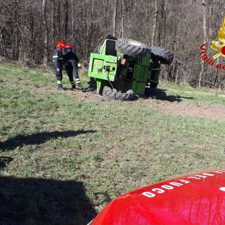 Si ribalta con il trattore, 77enne trasportato in elisoccorso all'ospedale Sant'Anna di Como