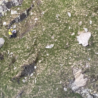 Escursionisti bloccati vicino a un burrone all'Alpe Devero. Salvati dall'elicottero dei vigili del fuoco