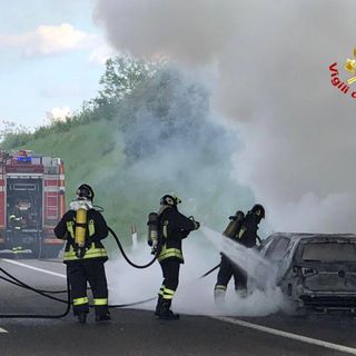 Auto in fiamme sulla Pedemontana, disagi alla circolazione