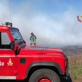 Incendi nei boschi, rogo sotto controllo a Marzio. Allerta altissima, il pericolo è il vento
