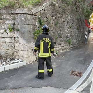 Via Dalmazia, cede il muro del ponte ferroviario. I vigili del fuoco transennano l'area
