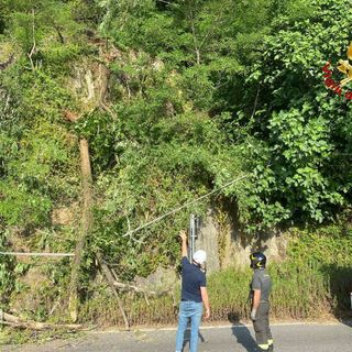 Frana a Maccagno con Pino e Veddasca, vigili del fuoco in azione e disagi alla circolazione