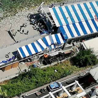 Bus precipita in spiaggia a Capri: ecco le immagini dell'incidente