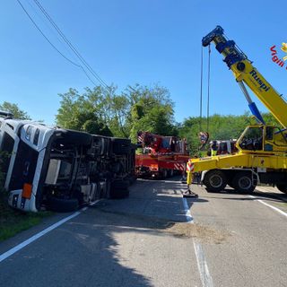 Cassano Magnago, tir che trasporta idrossido di potassio si ribalta: ferito il conducente e strada chiusa