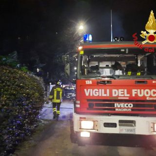 Tradate, incendio in un box: intervengono i vigili del fuoco