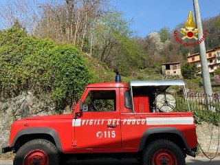 Bosco in fiamme a Dumenza, vigili del fuoco in azione