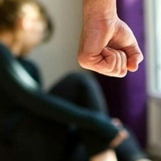 Valmarchirolo: «Presa a calci e obbligata a togliere il piercing»